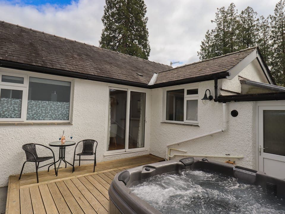 Cottage | Outdoor spa tub