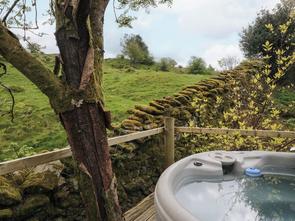 Cottage | Outdoor spa tub