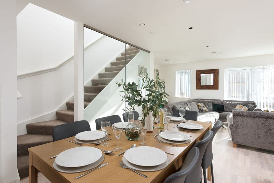 Dining table sleeping eight - Artemis House