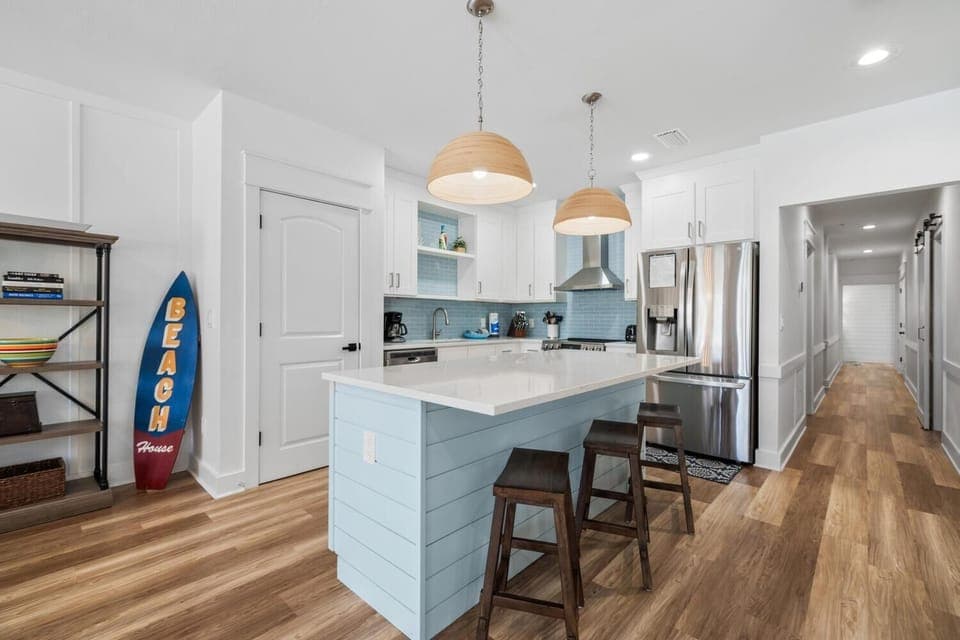 Large Kitchen w/Stainless Appliances, Pantry