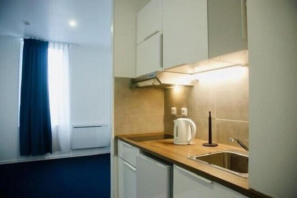 Comfort Apartment | Private kitchen | Mini-fridge, microwave, coffee/tea maker, electric kettle