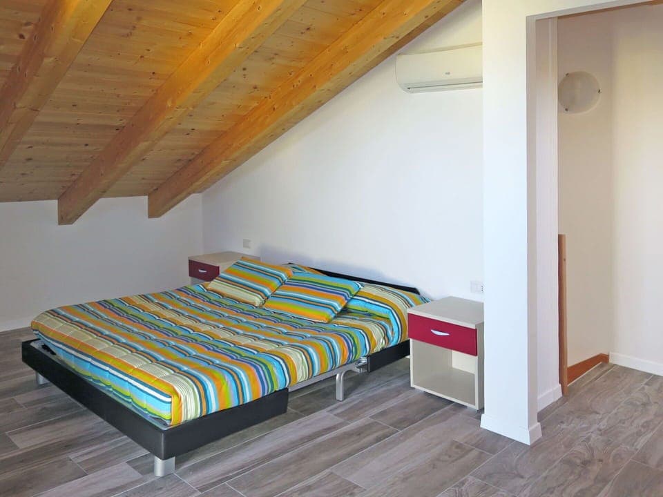 Furniture, Comfort, Wood, Interior Design, Architecture, House, Flooring, Rectangle, Floor, Bed