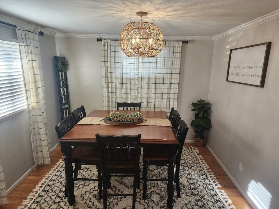 Dinning Room that seats 6