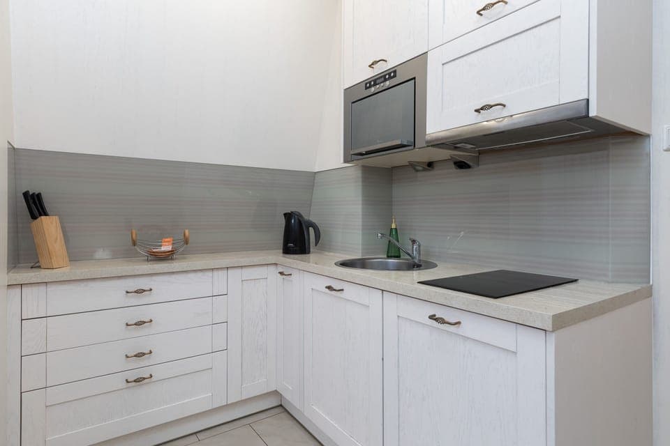 Modern, fully equipped kitchenette. 