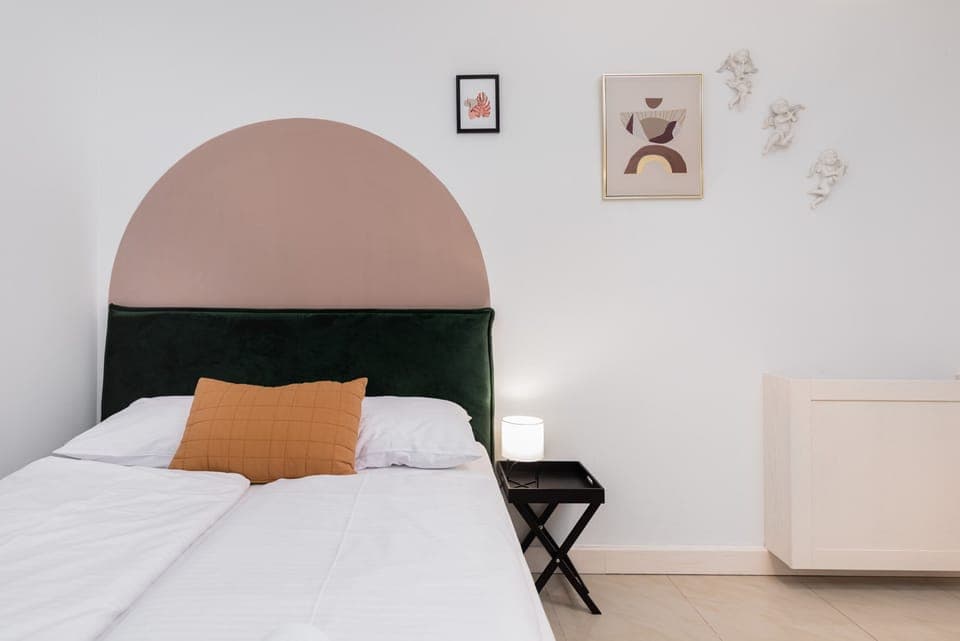 SALON:

Łóżko podwójne, komplet pościeli, szafka nocna, szafa, stolik, wyjście na balkon, meble ogrodowe na balkonie

ANEKS KUCHENNY:

Kuchenka elektryczna, czajnik, ekspres do kawy, toster, lodówka z zamrażarką, szklane kubki, zestaw naczyń kuchenny