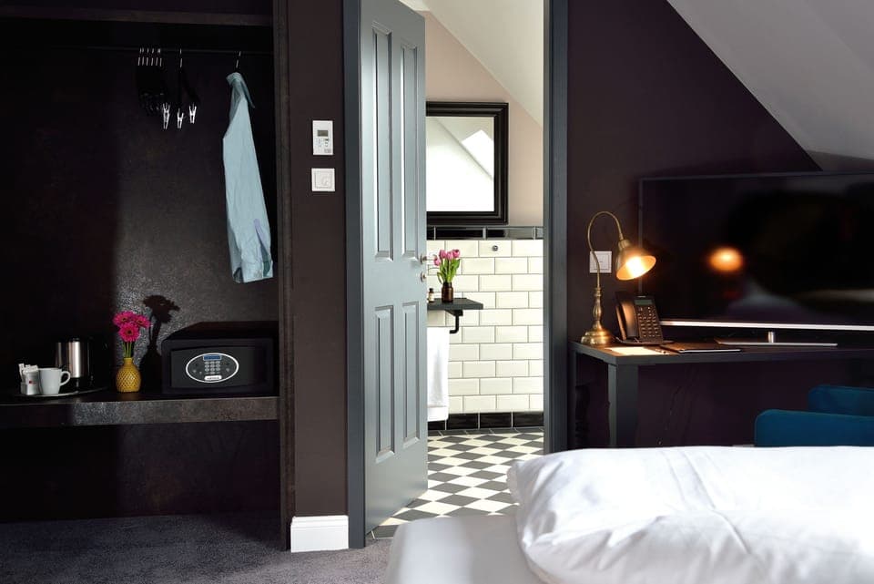 Classic Room | Premium bedding, in-room safe, desk, blackout drapes