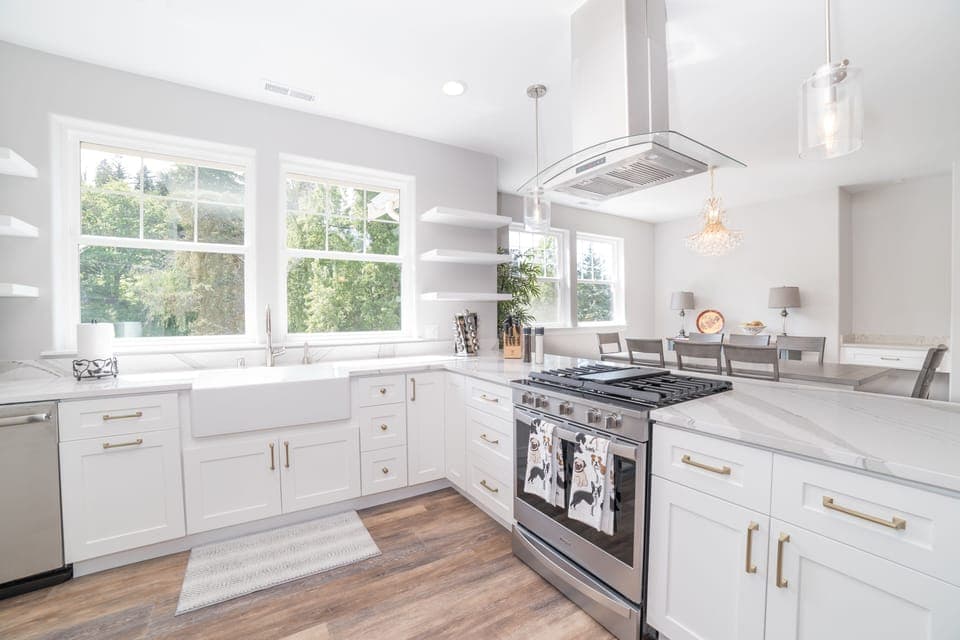Kitchen, gas cook top, electric oven, and lots of natural light. 