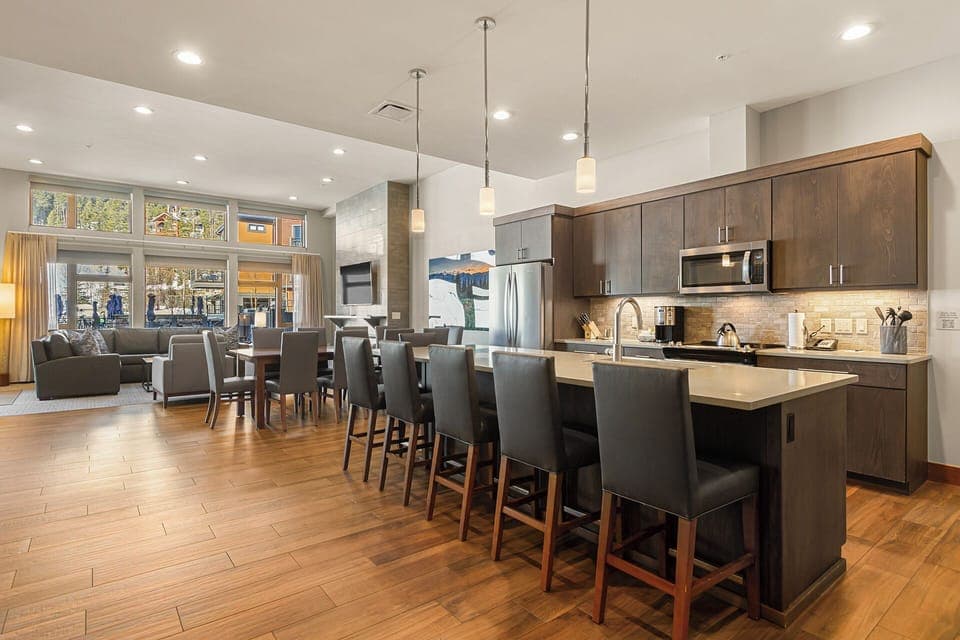 Kitchen - 5 barstools