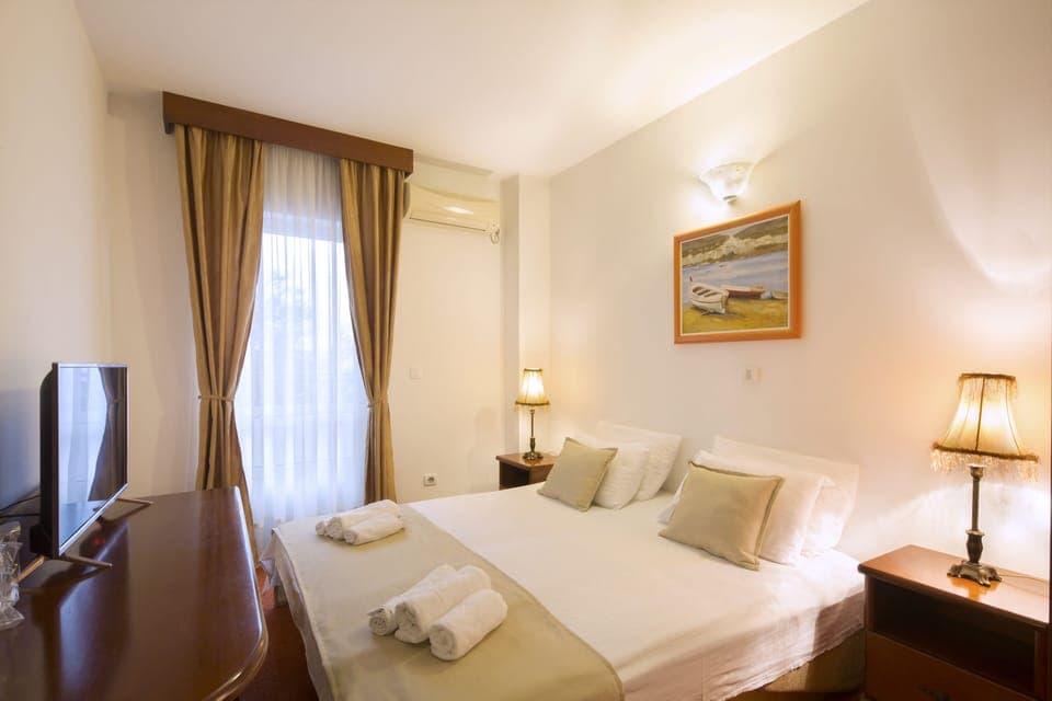 Standard Suite | Hypo-allergenic bedding, in-room safe, desk, soundproofing