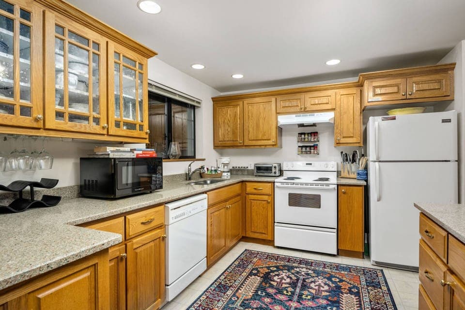 Cook delicious meals for breakfast, lunch, and dinner in this fully equipped kitchen. We suggest grabbing some seafood from a local market.