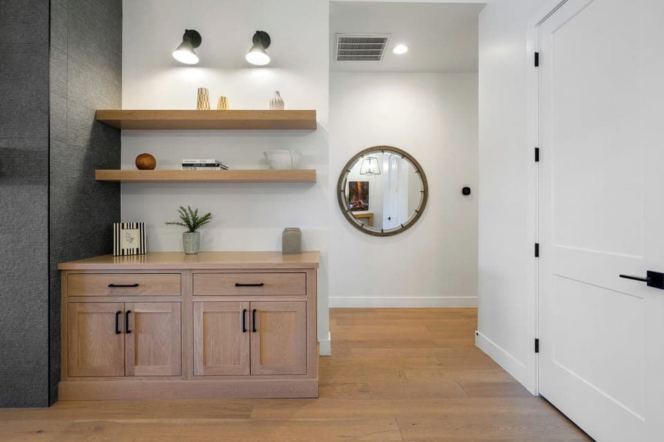 Hallway - Right side hallway in living room leading you to bedrooms 3, 4, and 5.