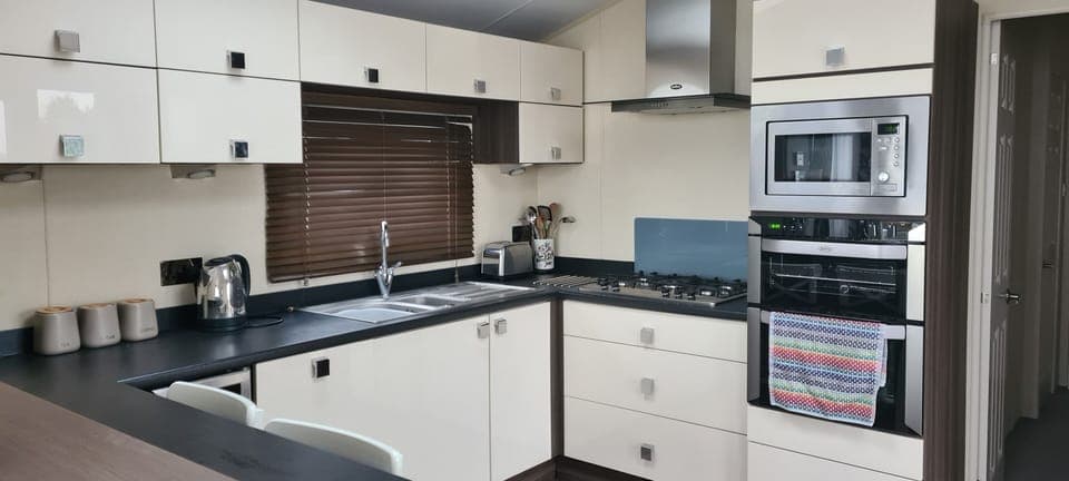 Double Oven, 5 Ring Gas Hob, Microwave, Dish Washer, Fridge Freezer, Wine Cooler