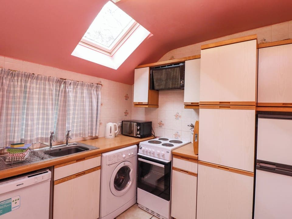 Cottage | Private kitchen | Fridge, dishwasher, cookware/dishes/utensils