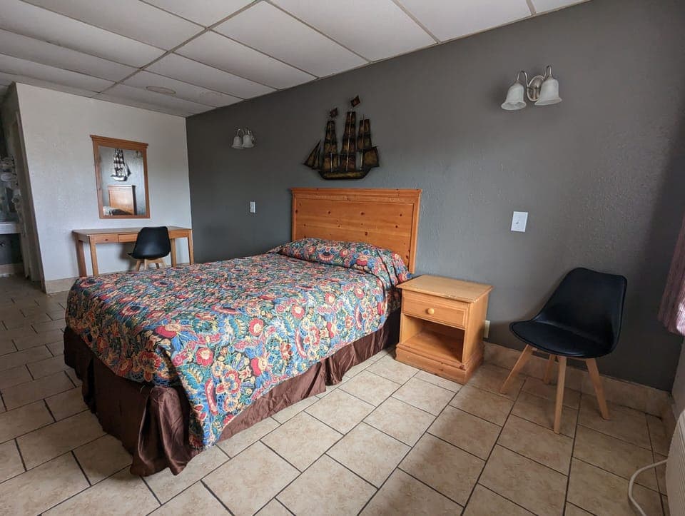 Deluxe Single Room, 1 Queen Bed, Non Smoking | Free WiFi, bed sheets