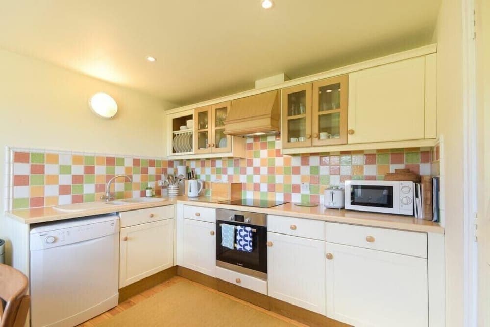 Fridge, dishwasher, cookware/dishes/utensils