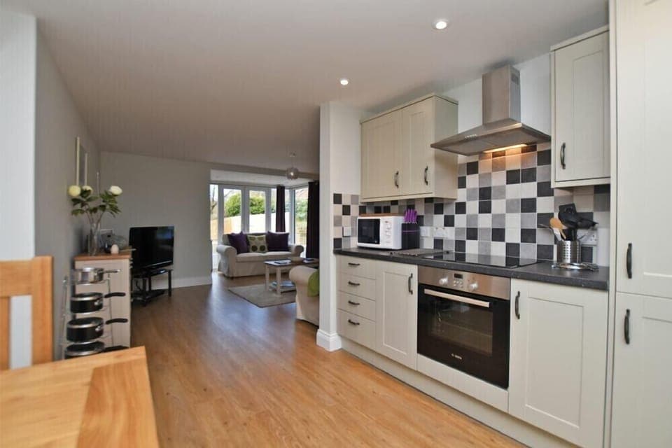 Fridge, dishwasher, cookware/dishes/utensils