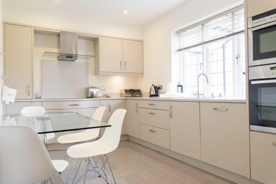 Fridge, dishwasher, cookware/dishes/utensils