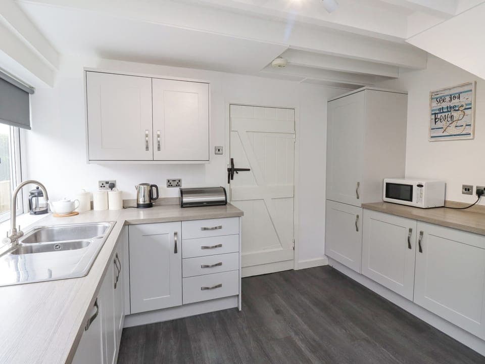 Cottage | Private kitchen | Fridge, dishwasher, cookware/dishes/utensils