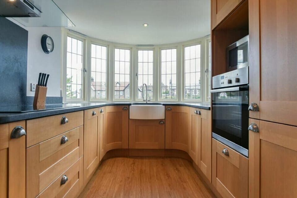 Fridge, dishwasher, cookware/dishes/utensils