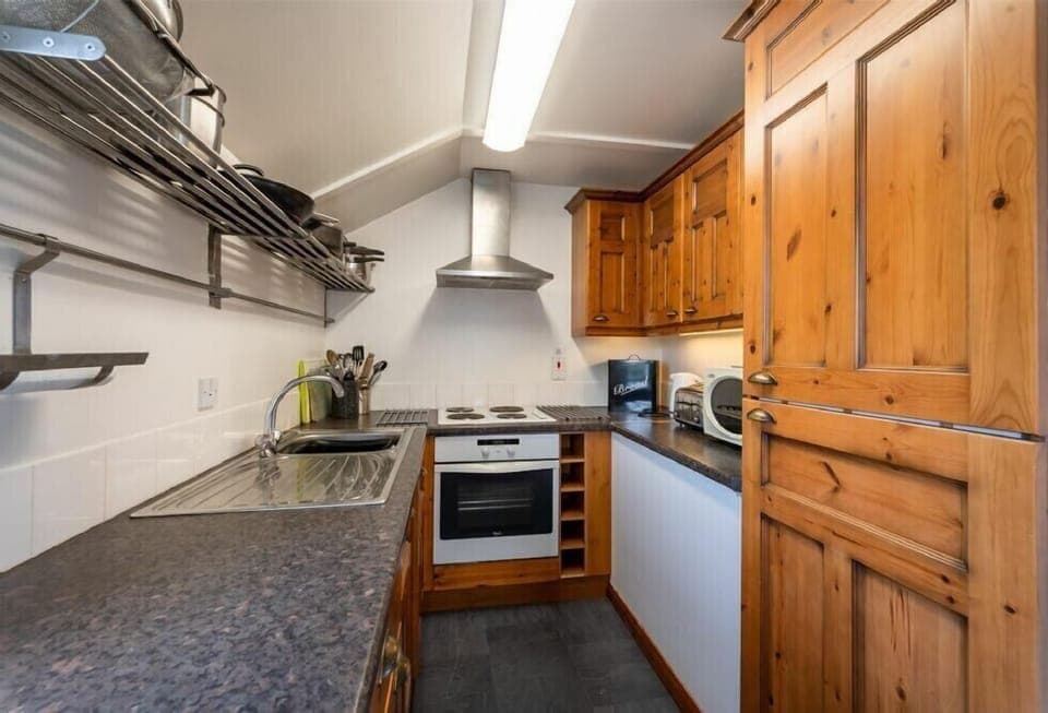 Fridge, dishwasher, cookware/dishes/utensils