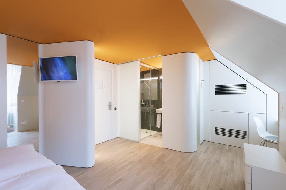 Comfort Double Room, 2 Twin Beds, Air conditioning, City View | Living area | 30-inch flat-screen TV with cable channels, TV