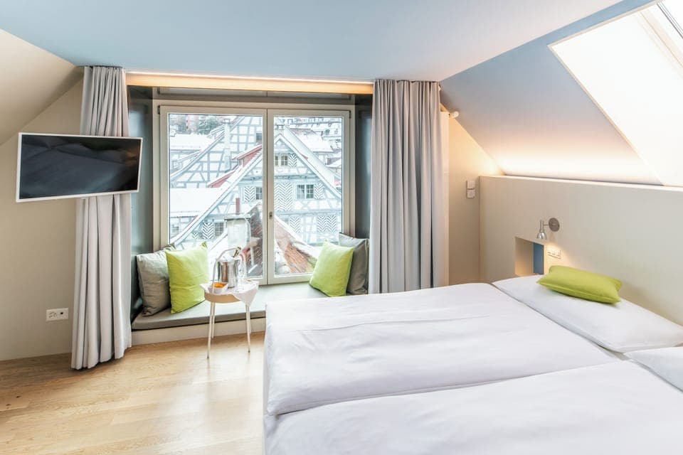 Superior Design Plus Zimmer mit Ausblick | Hypo-allergenic bedding, in-room safe, desk, laptop workspace