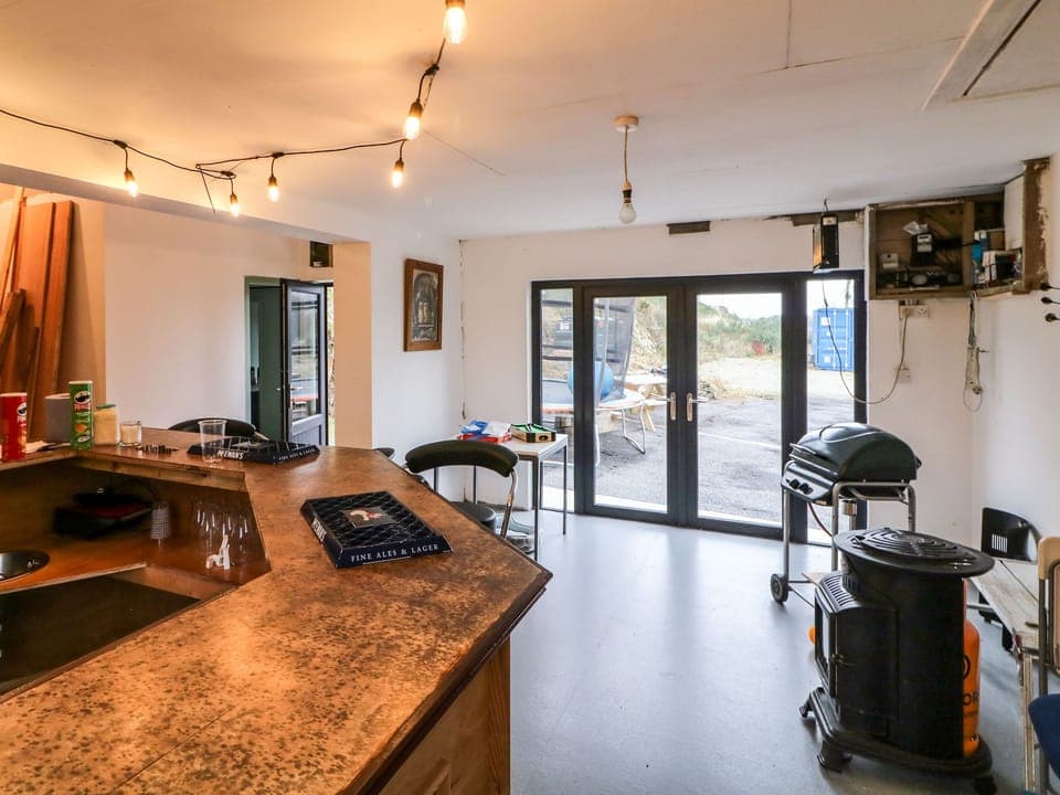 Dishwasher, electric kettle, toaster, cookware/dishes/utensils