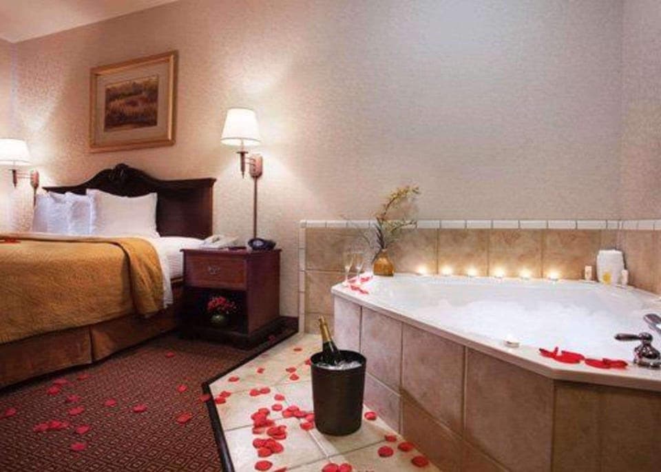 Room, 1 King Bed, Accessible, Non Smoking (Accessible Tub) | Premium bedding, in-room safe, desk, laptop workspace