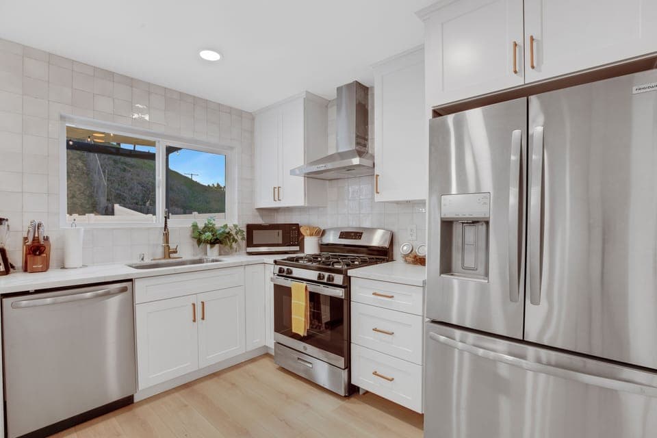 Gourmet fully stocked kitchen