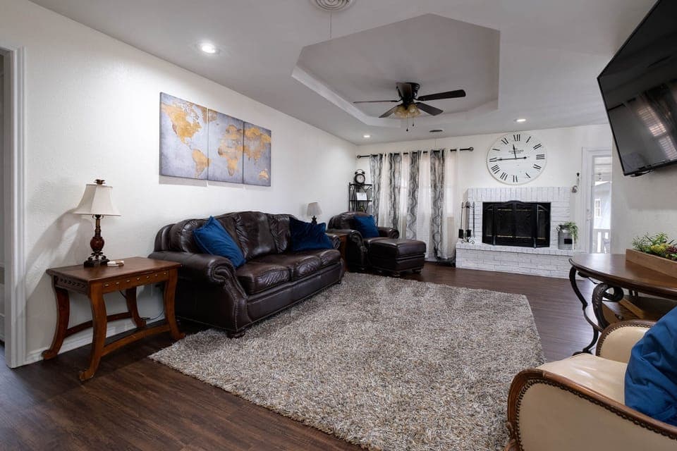 Living Room with fireplace