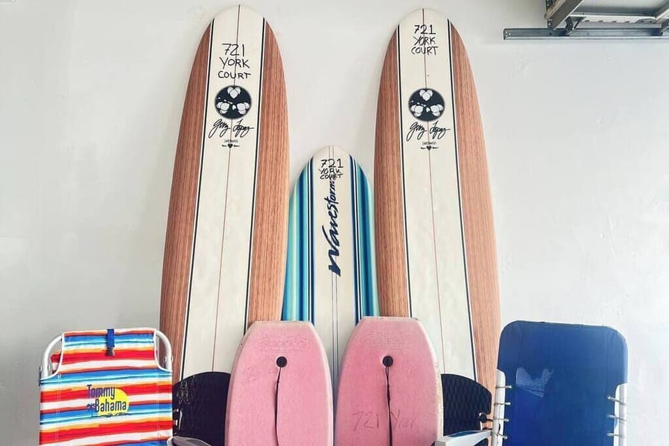 For guests we have chairs and surfboards