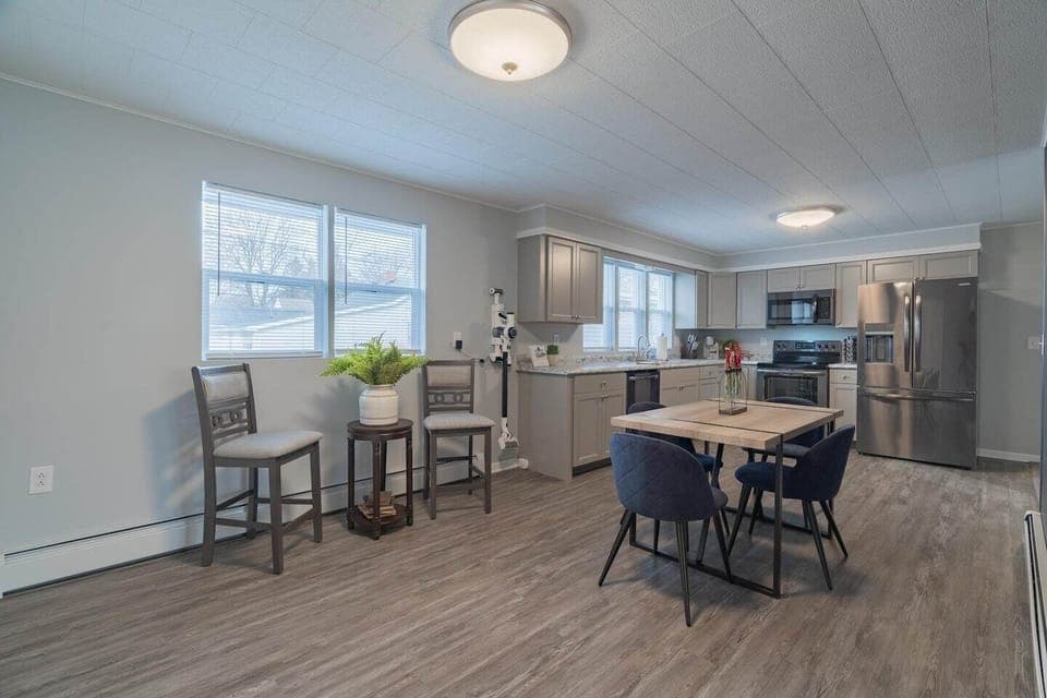 Full kitchen & dining area just off of living room!