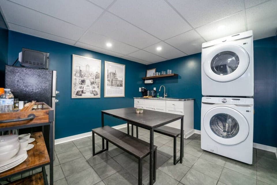 ⭐️⭐️⭐️⭐️⭐️ “Great little stay! Lots of nice little details like tea and coffee provided :) Washer and dryer included, so handy.` Jazmin, June 2023 | Kitchenette | Cooktop | Fridge | Washer + Dryer