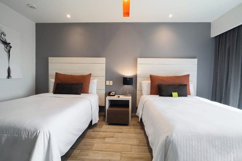 Deluxe Dos Camas | Premium bedding, in-room safe, desk, blackout drapes