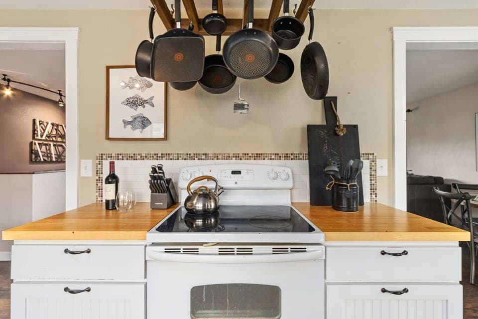 House, Multiple Beds, Patio, Garden View (4928 W. Eisenhower Blvd. Loveland) | Private kitchen | Fridge, microwave, oven, stovetop