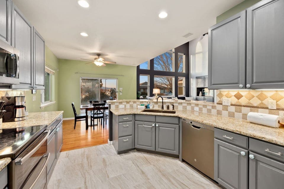 House, Multiple Beds, Patio, Garden View (4700 Valley Oak Drive) | Private kitchen | Fridge, microwave, oven, stovetop