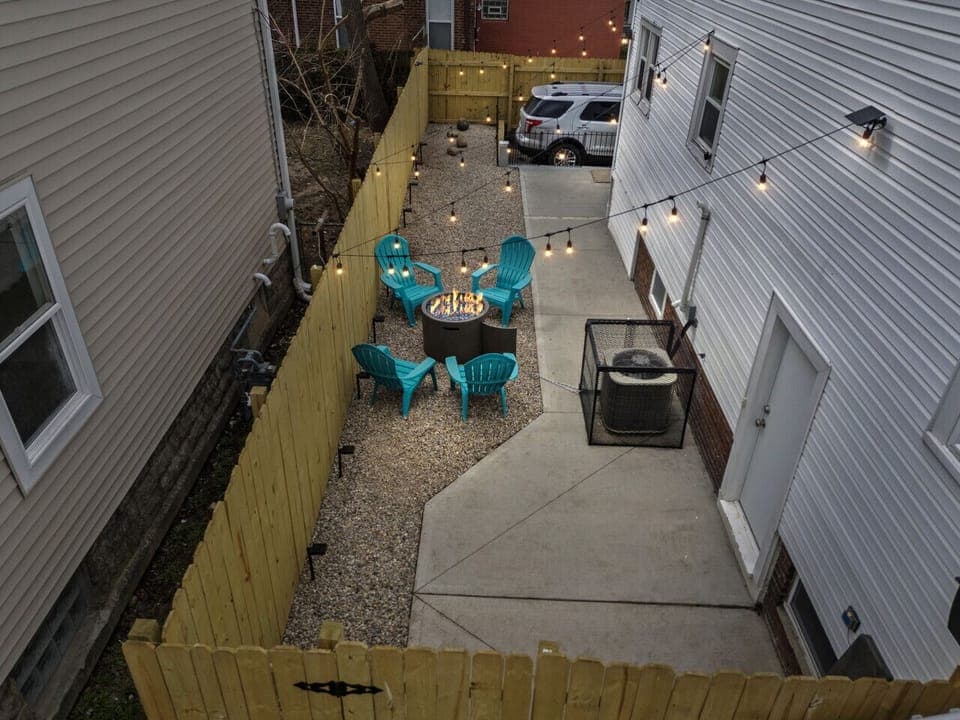 Welcome to your perfect getaway! 🌿✨ Our cozy backyard features a spacious patio and comfortable chairs, ideal for sipping morning coffee or enjoying evening sunsets.