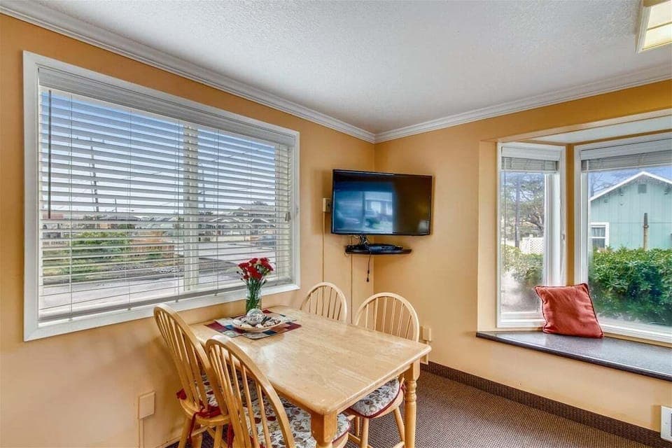 Dining Area at Sandcastle 601