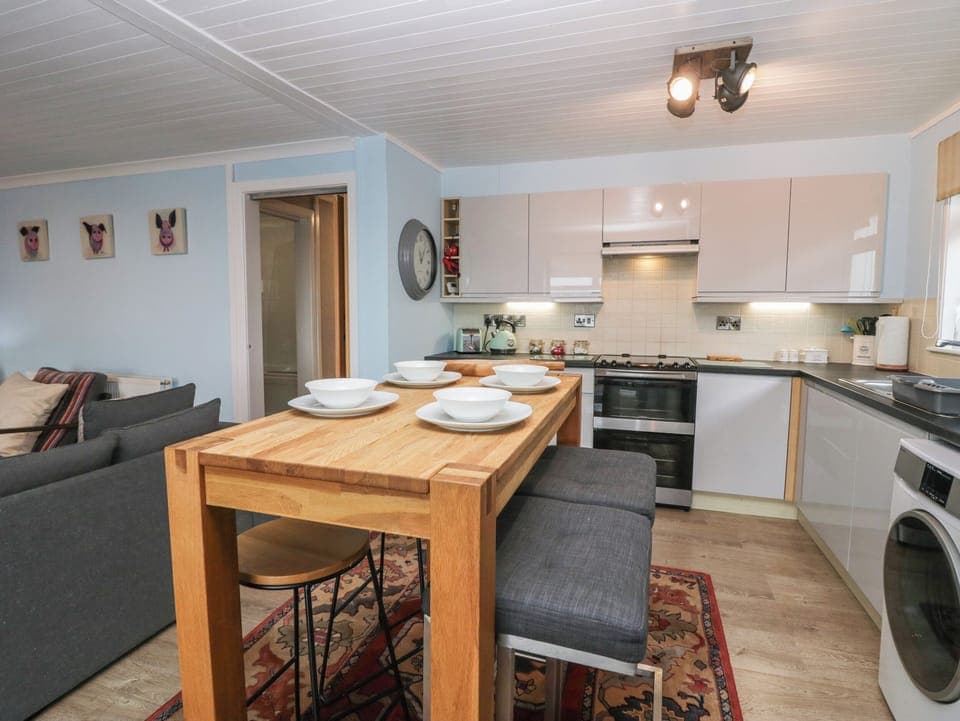 Cottage | Private kitchen | Fridge, dishwasher, electric kettle, toaster