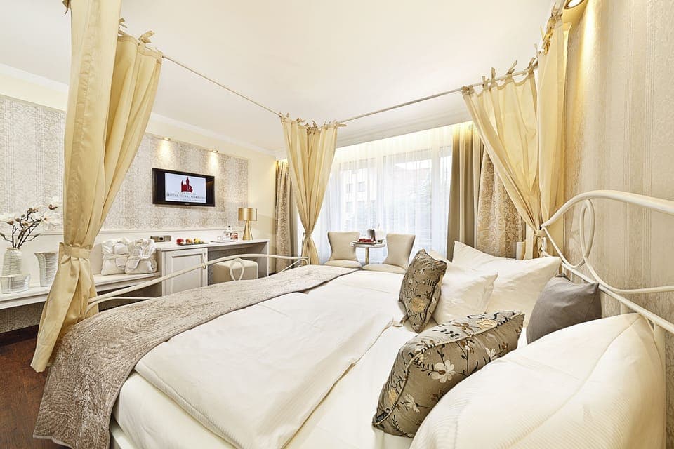 Comfort Double Room (Sissi) | Hypo-allergenic bedding, pillowtop beds, minibar, in-room safe