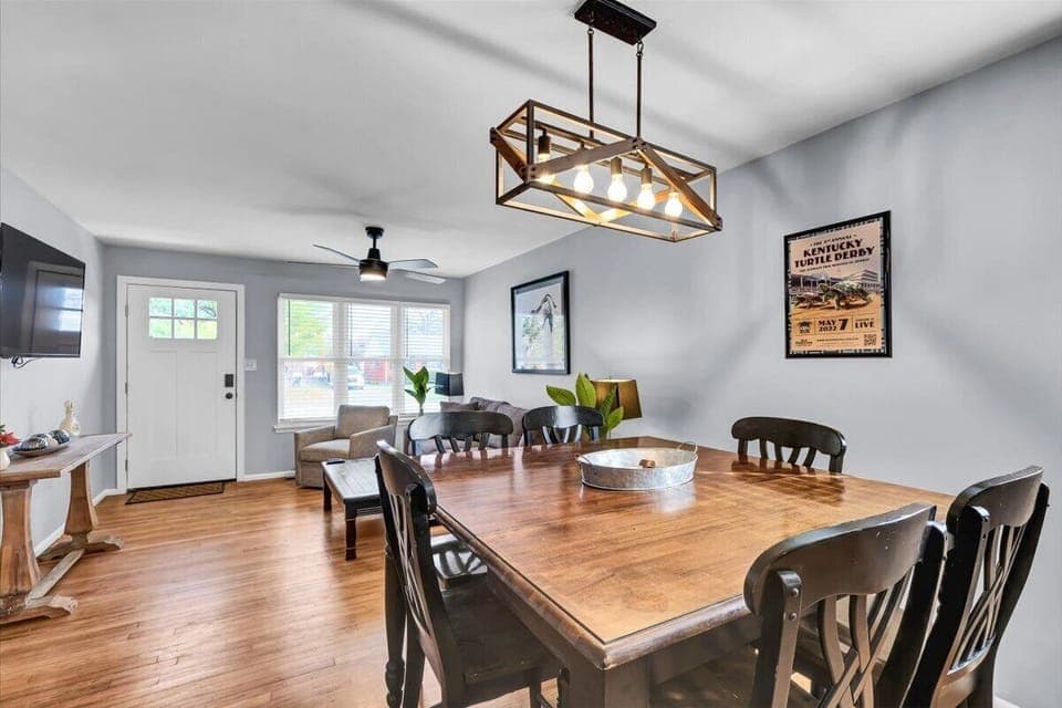 Living Room/Dining Area