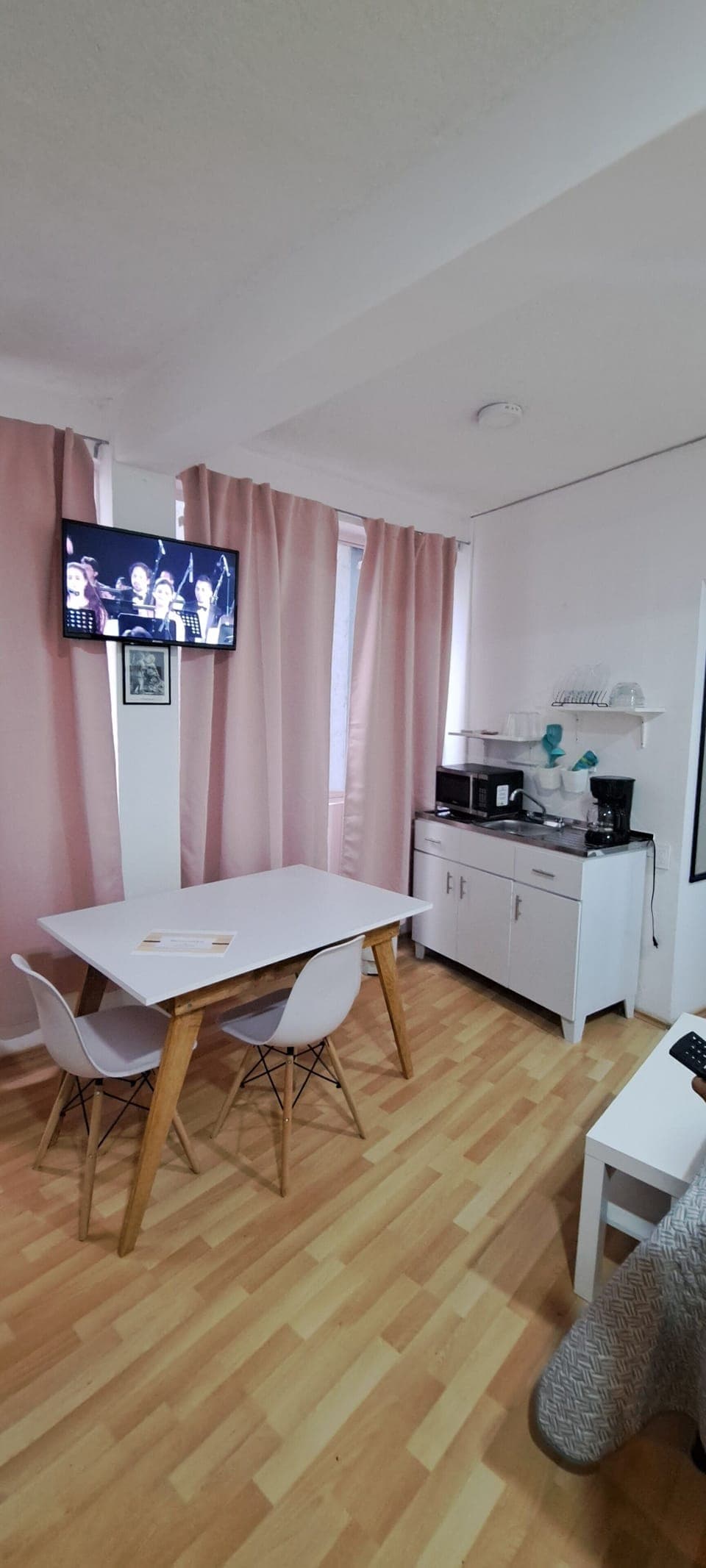 Family Room, 1 Queen Bed (Habitacion No. 4) | Individually decorated, individually furnished, desk, laptop workspace