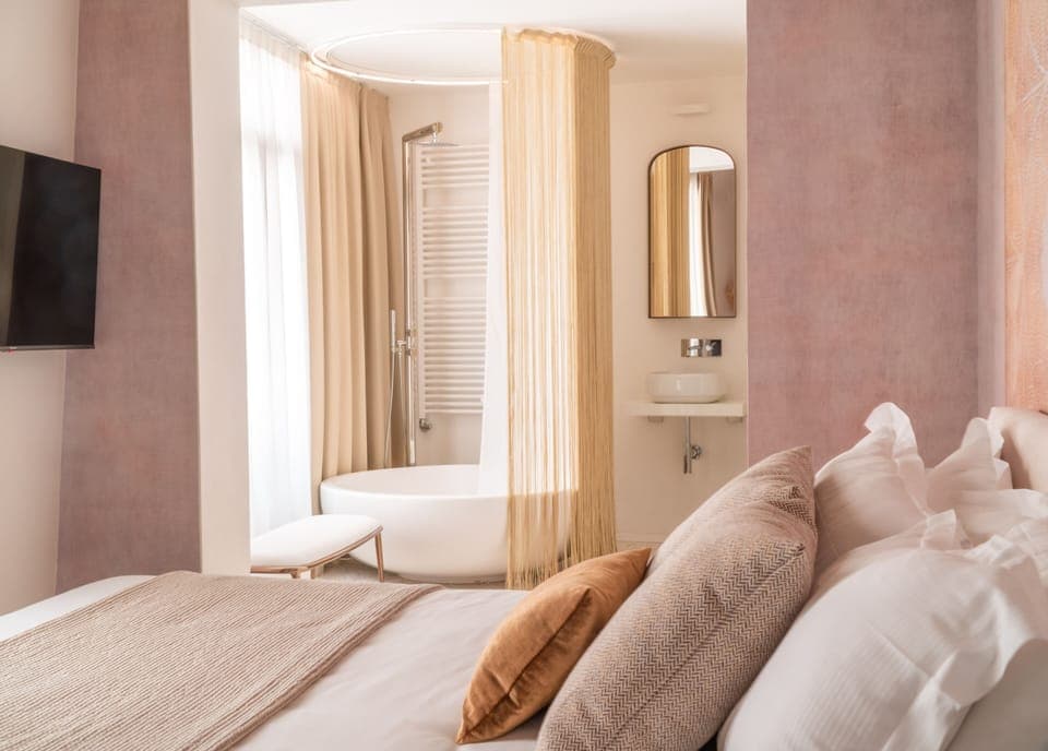 Deluxe Room (Mimosa) | Premium bedding, down comforters, memory foam beds, minibar