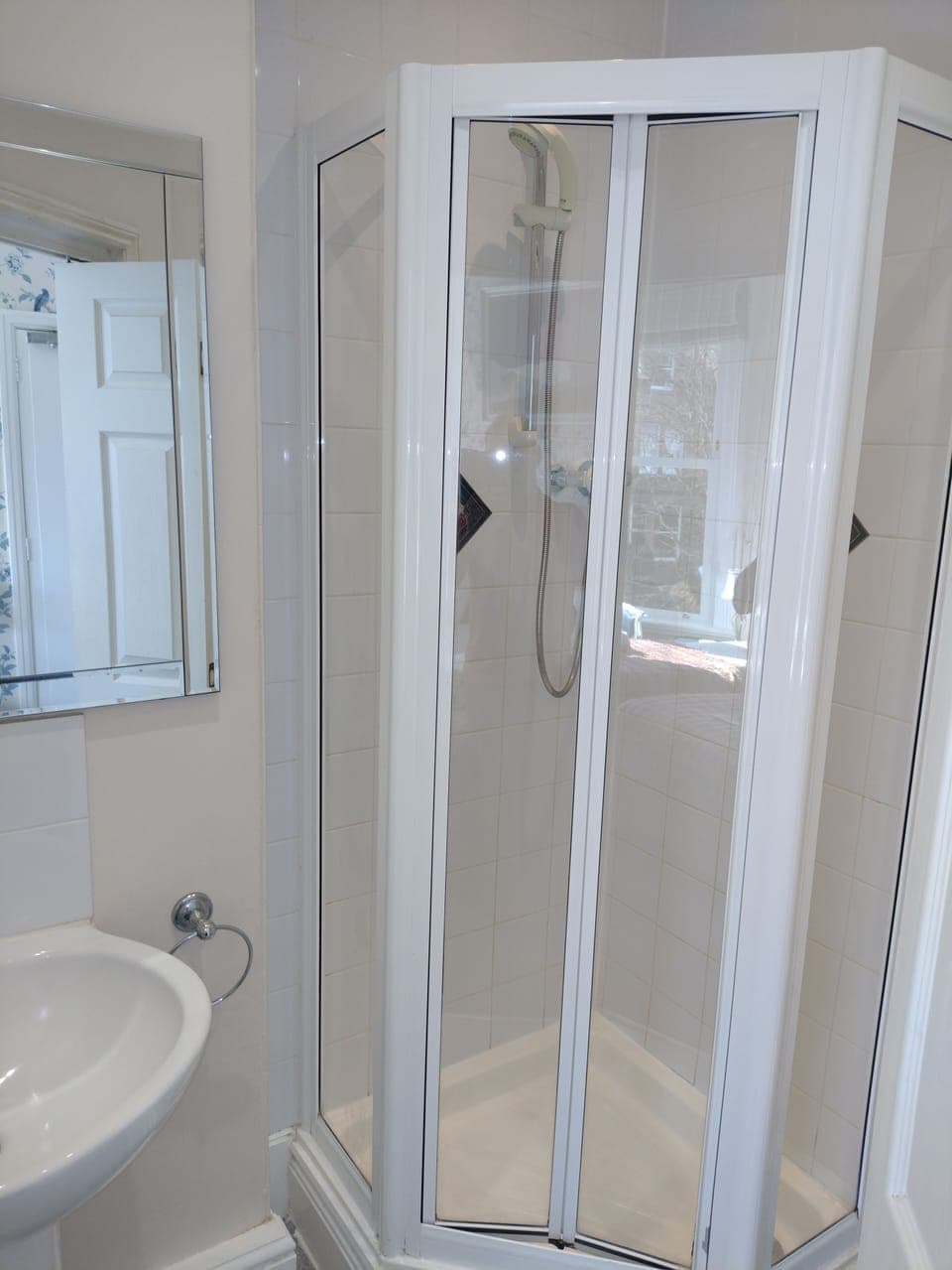 Twin Room, Ensuite | Bathroom | Shower, free toiletries, hair dryer, towels