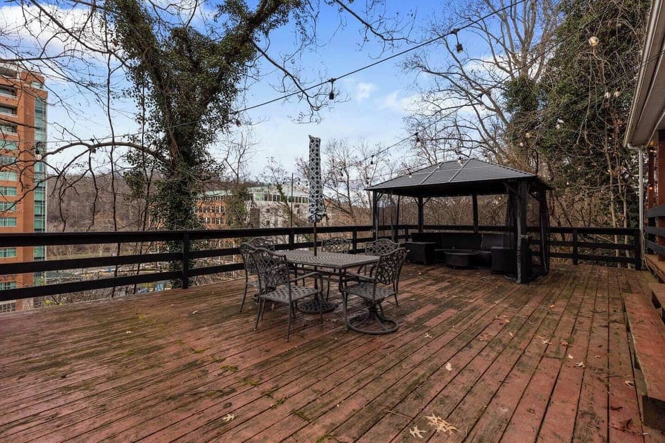 Outdoor deck