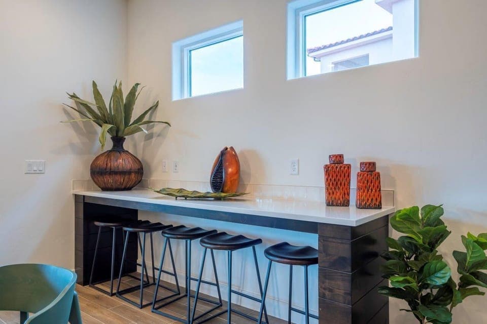 Villa 63 - Extra seating at bistro bar next to dining table