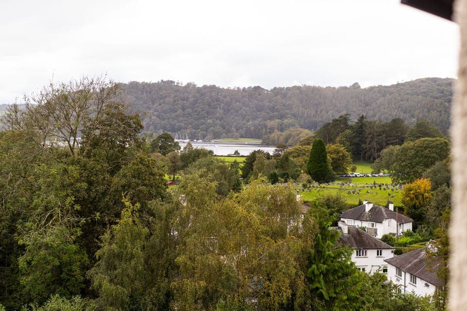 Windermere Suite with Hot Tub (Adults Only) | Hypo-allergenic bedding, in-room safe, desk, iron/ironing board