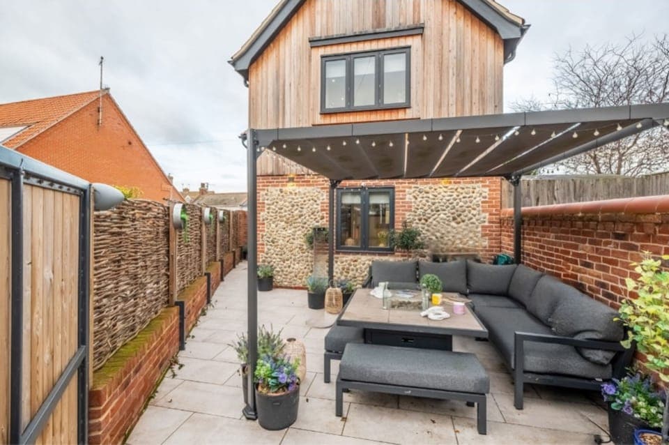 28 Chapel Yard, Wells-next-the-Sea: Outside courtyard space