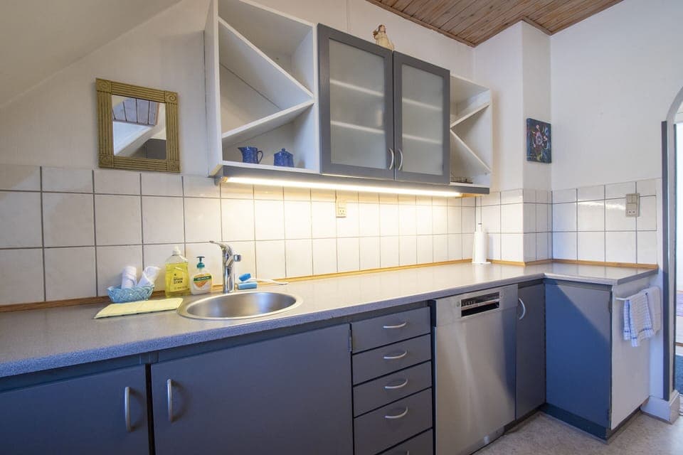 Cookware/dishes/utensils, dining tables