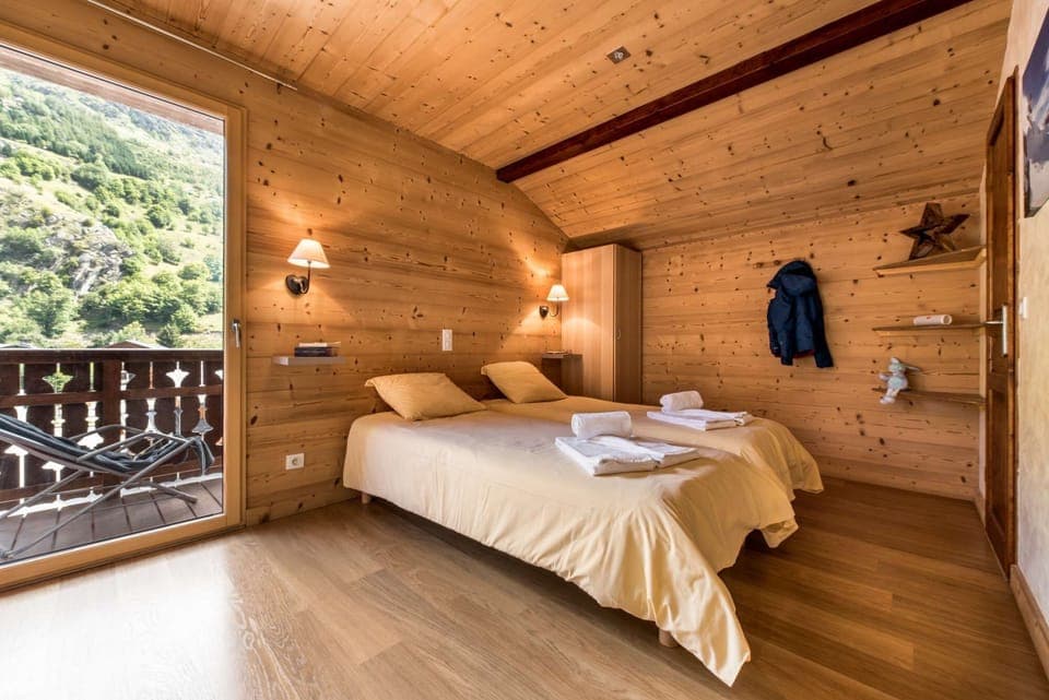 En-suite twin room with balcony in chalet Snow Dream